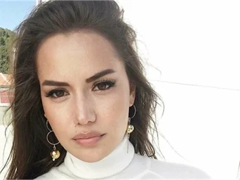 Fahriye Evcen'den makyajsız paylaşım