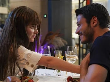 Cam Tavanlar dizisinden romantik tanıtım!