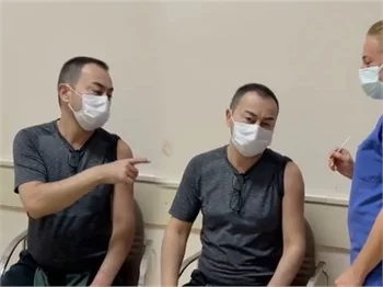 Serdar Ortaç, koronavirüs aşısı yaptırdığı anları paylaştı: “Şifa olsun.”