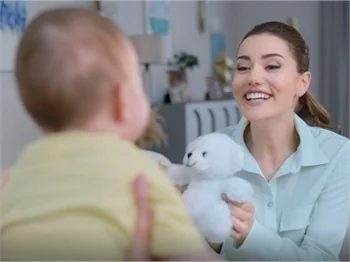Fahriye Evcen bebeklerin dünyasını güzelleştirmek için ekranlara geri dönüyor!