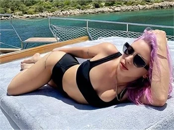 Ece Seçkin'in tekne tatili!