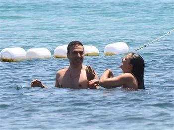Demet Özdemir'in kahkahaları plajı inletti
