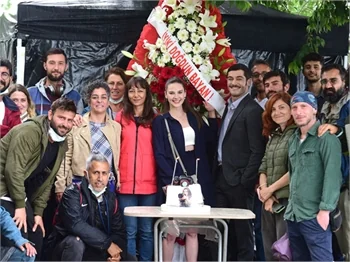 Alina Boz'a Maraşlı setinde sürpriz doğum günü kutlaması!