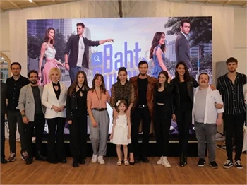 "Baht Oyunu" ekibi ilk bölümü birlikte izledi!