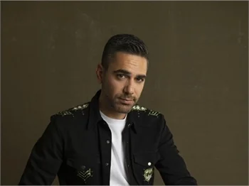 Kadir Doğulu: Aşkın tarifi sürekli uyanık kalmaya çalışmak