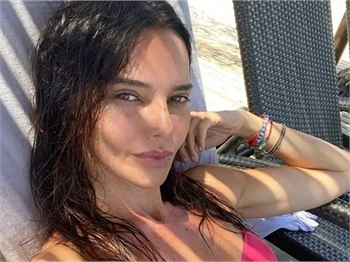 'Camdaki Kız'ın Cana'sı Hande Ataizi, sezonu açtı