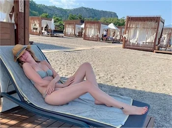 Demet Şener'in bikinili pozları sosyal medyayı salladı!