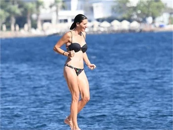 Ayça Varlıer, Bodrum’da... Defalarca balıklama atladı