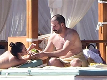 Hande Soral'ın eşi ve kardeşiyle Bodrum keyfi