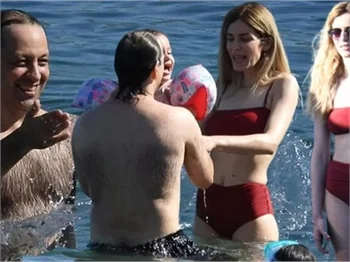 Kaan Tangöze-Kıvılcım Ural çifti İlayda'yı denizle tanıştırdı