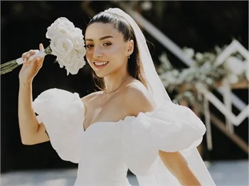 Zeynep Bastık ve Tolga Akış'ın düğün törenine ünlü akını!