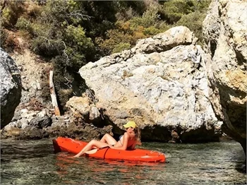 Gizem Karaca tatil pozlarıyla büyüledi