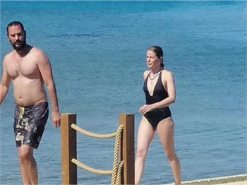 Camdaki Kız'ın Nalan'ı Burcu Biricik eşiyle Çeşme’de!
