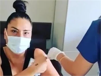 Işın Karaca'dan dostlarına aşı sitemi!