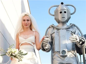 Aleyna, Robot ile evlendi...