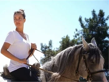 Fahriye Evcen at binme aksiyon derslerine başladı!