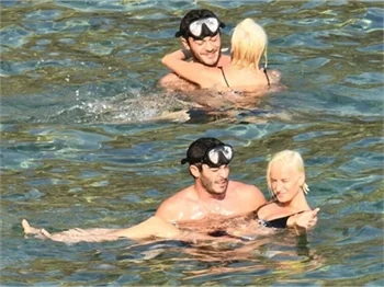 Burak Deniz ve Didem Soydan arkadaşlarıyla tekne tatilinde