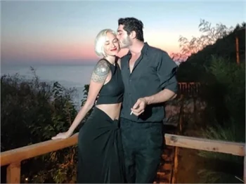 Didem Soydan ve Burak Deniz tatilde!