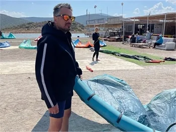 Emre Altuğ’un yeni merakı uçurtma sörfü