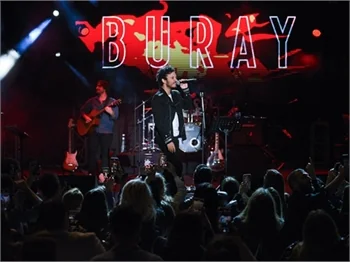 Buray'dan sahnede meşale şov!