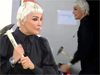 Deniz Akkaya canlı yayına çekiçle çıktı!
