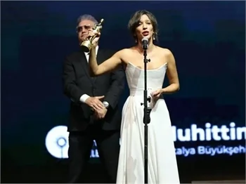 Altın Portakal'a damga vuran olay! Nihal Yalçın'dan Tamer Karadağlı'ya sert tepki!