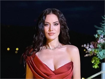 Fahriye Evcen göz kamaştırdı!