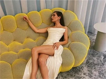 Neslihan Atagül'den iddialı pozlar! Derin bacak yırtmaçlı elbisesiyle hayran bıraktı