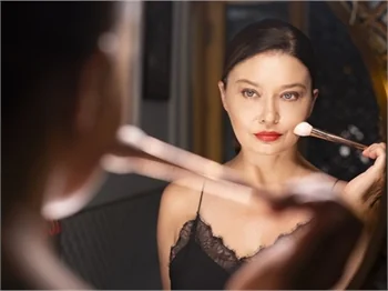 Nurgül Yeşilçay'ın ilk NFT projesi: "Poz"