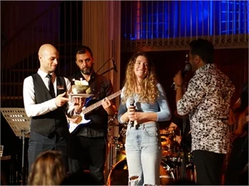 Irmak Arıcı, Emre Altuğ ile doğum gününü sahnede kutladı