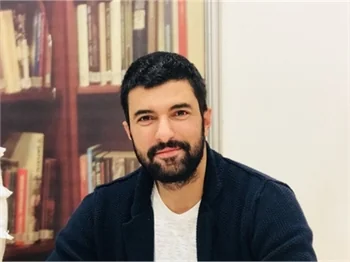 Sevenlerinden Engin Akyürek'e anlamlı hediye