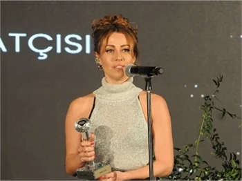 Derya Uluğ'a yılın en stil popçusu ödülü!