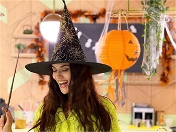 Fahriye Evcen’den ‘Cadılar Bayramı’ pozları!