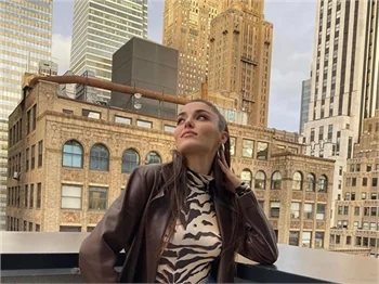 Hande Erçel'in New York pozları...