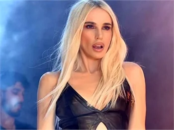 Gülşen konserinde seyirciler Galatasaray'a küfretti; ünlü popçu şoke oldu!