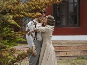 'Aziz' dizisinde romantik anlar!