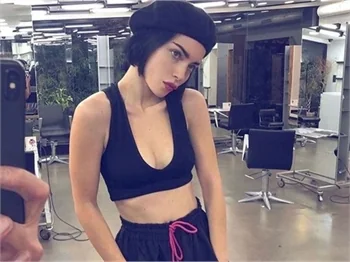 Merve Boluğur imaj değiştirdi!