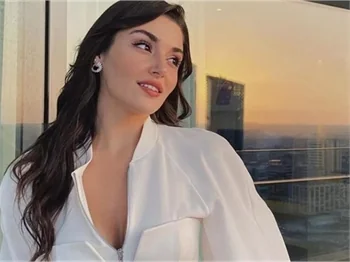 Hande Erçel şarkıcı mı oluyor? Stüdyo paylaşımı kafaları karıştırdı!