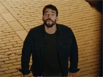 Akın Akınözü'nden ıslıklı ilanı aşk!