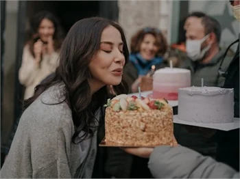 Özge Gürel'e sürpriz doğum günü kutlaması
