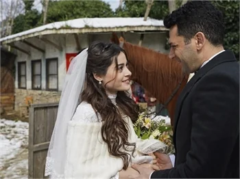 Aziz'de kar altında çekilen düğün sahneleri dikkat çekti!